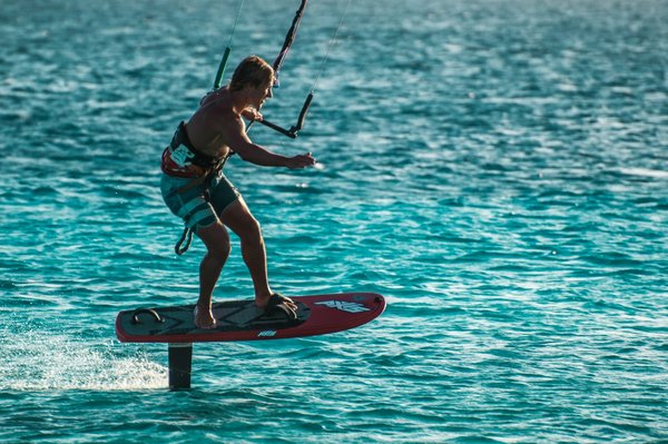 Quels sont les meilleurs spots pour faire du kitesurf dans les îles de la mer Égée, Grèce?
